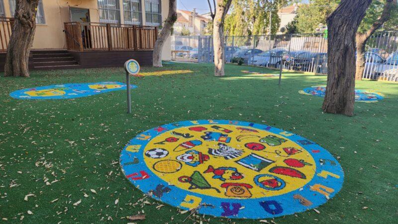 דשא סינטטי במרחבים מוסדיים – פתרון חכם, חסכוני וארוך טווח