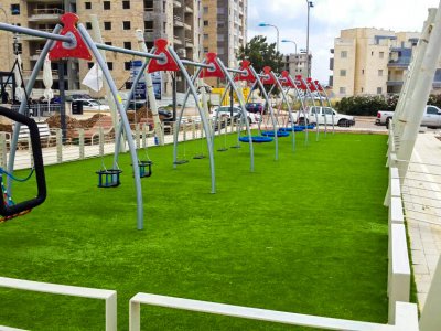 משטחי בטיחות משולבי דשא סינטטי