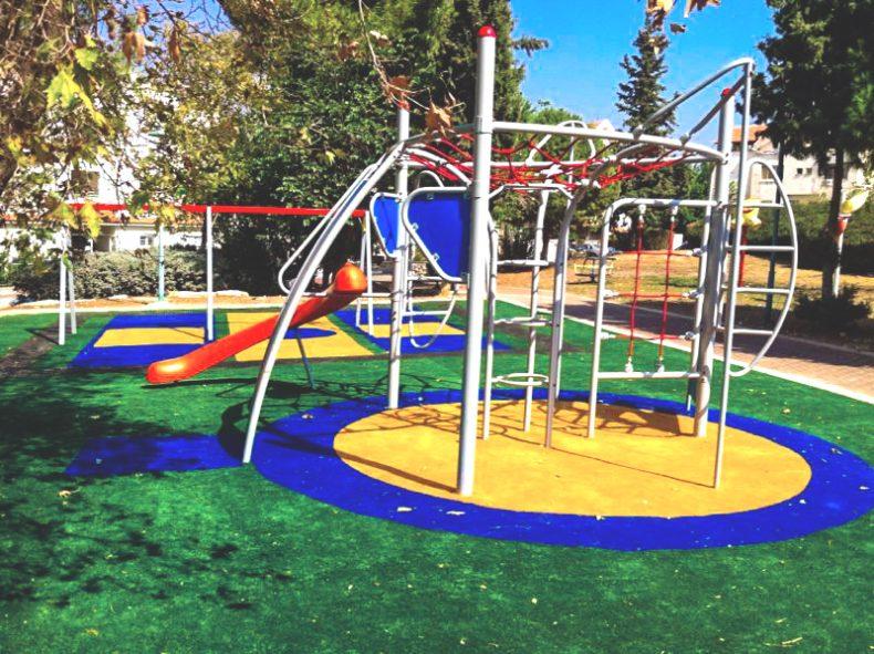 למה חשוב להתקין משטחי בטיחות בגני שעשועים?