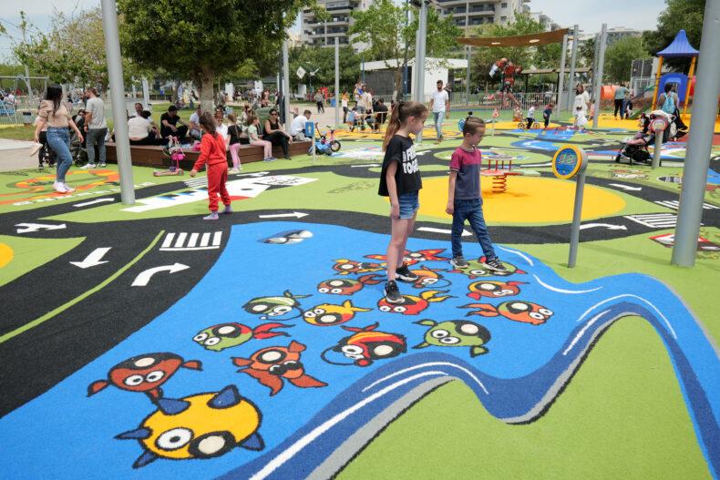 משחקי רצפה מדשא סינטטי – חוויה חינוכית ובטיחותית בגני ילדים ובפארקים