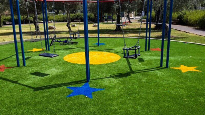 דשא סינטטי משולב משטח בטיחות לפארקים ואזורים ציבוריים – פתרון בטוח, ירוק וחסכוני